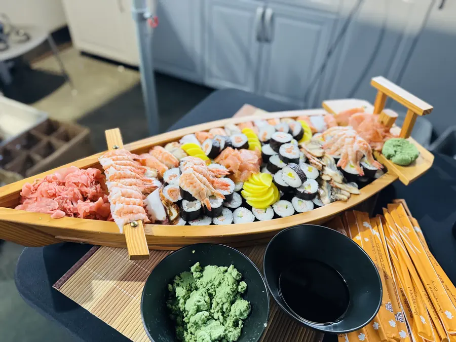 Sushi loď — maki, nigiri a krevety