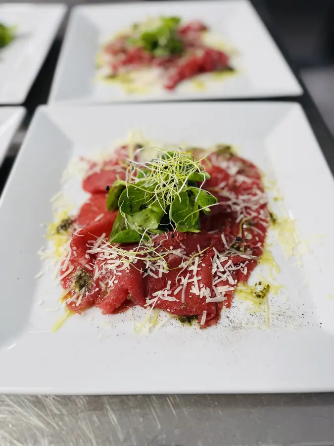 Hovězí carpaccio s parmezánem a rukolou