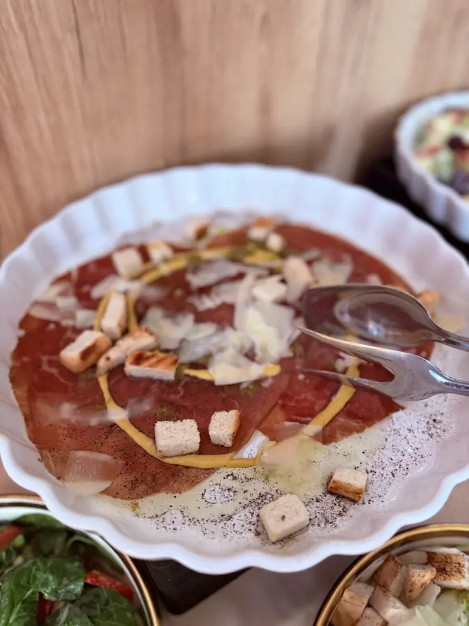 Carpaccio se sýrem a olivovým olejem