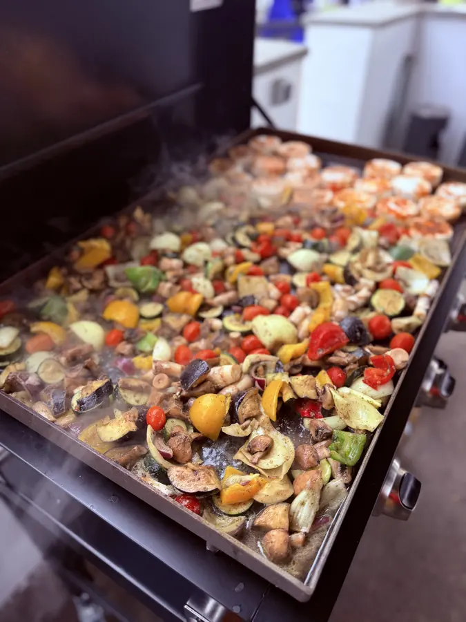 Grilovaná zelenina a maso na velkém grilu